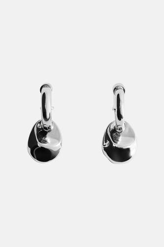 Boucles d'oreilles MANGO en argent avec un design détaillé et une finition brillante.