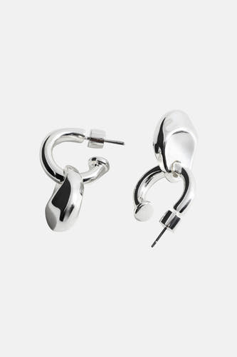 Boucles d'oreilles argentées de MANGO avec un design abstrait torsadé et une finition brillante.