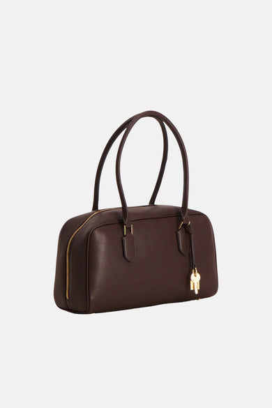 Sac à bandoulière marron de MANGO, avec fermeture éclair dorée et un porte-clés en forme de clé sur le côté.