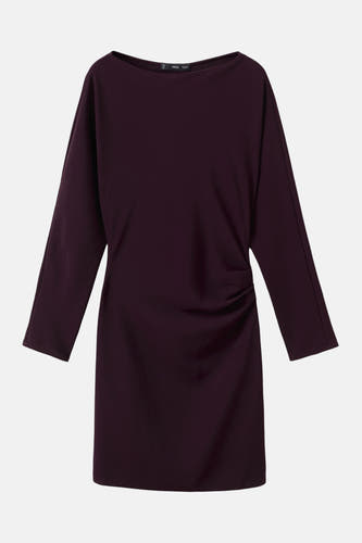 Robe bordeaux à manches longues de MANGO, avec un détail drapé sur le côté.