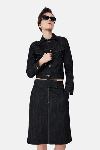 Jupe en denim noir de MANGO, avec une fente à l'arrière et des boutons.