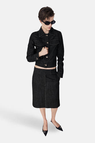 Jupe en denim noir de MANGO, avec des coutures contrastantes et une coupe droite.