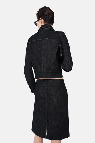 Zwarte denim rok van MANGO, met split aan de achterkant en stiksels.