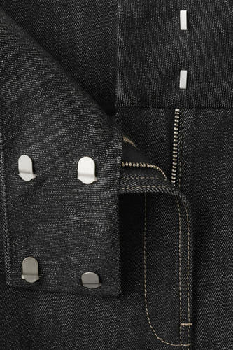 Jupe en denim noir de MANGO, avec une fermeture éclair et un nœud couleur argent.