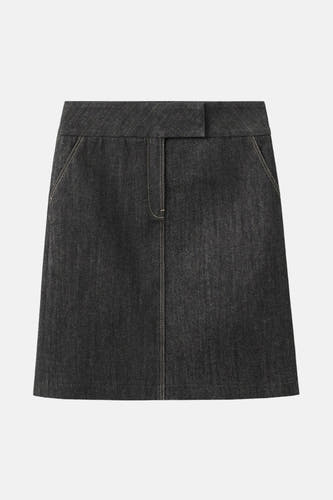 Jupe en denim noir de MANGO, avec des poches et une couture décorative sur l'avant.