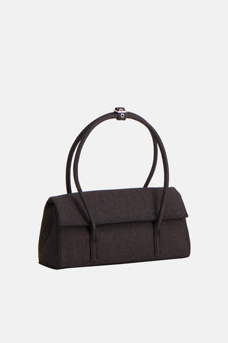 Sac à bandoulière en denim bleu marine de MANGO, avec doubles anses et détails argentés.