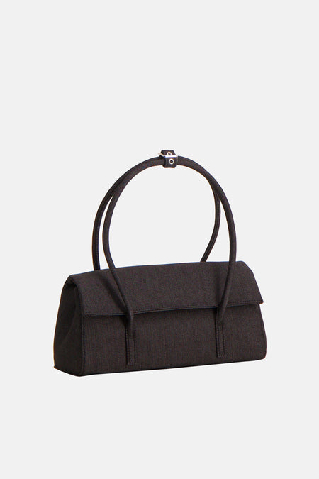 Sac à bandoulière en denim bleu marine de MANGO, avec doubles anses et détails argentés.