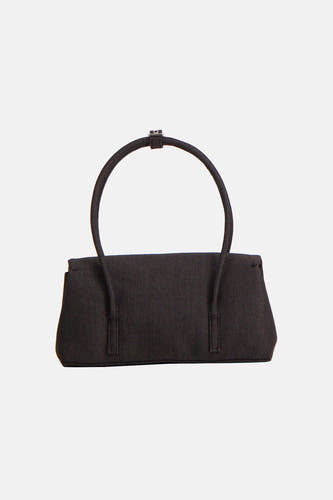 Donkerblauwe denim schoudertas van MANGO, met een smalle ronde handgreep en subtiele details.
