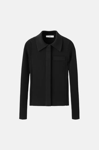 Gilet noir de MANGO, avec un col et une poche poitrine.