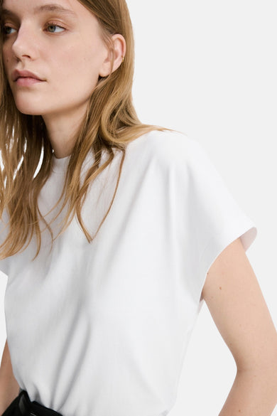 Chemise blanche à manches longues de MANGO, tissu uni et manches courtes.