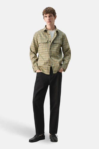 Veste courte multicolore de MANGO, à motif à carreaux et manches longues, portée avec un t-shirt blanc et un pantalon noir.