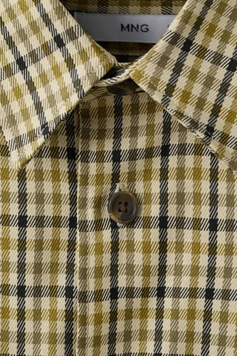 Veste courte multicolore de MANGO, à motif à carreaux et bouton marron.