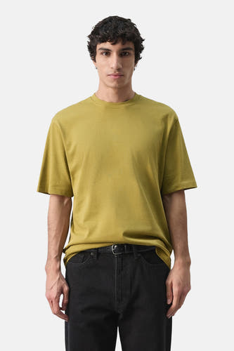 T-shirt vert à manches courtes de MANGO, gros plan avec un mannequin.