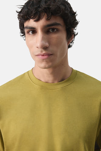 Groen T-shirt met korte mouwen van MANGO, close-up shot met een model.
