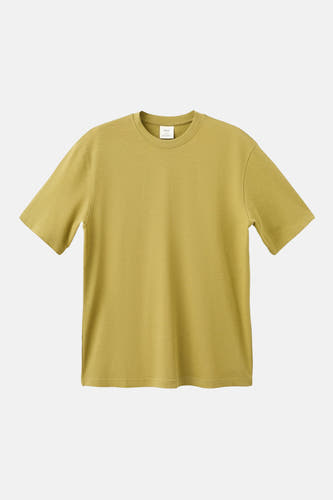 T-shirt vert à manches courtes de MANGO, design uni sur fond gris clair.