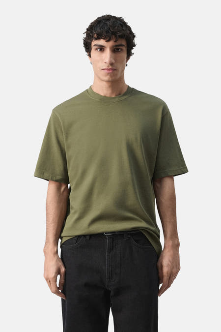 Kaki T-shirt met korte mouwen van MANGO, gedragen met zwarte jeans.