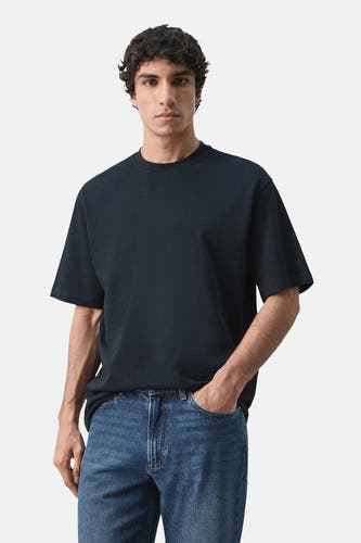 T-shirt bleu à manches courtes de MANGO, vu de dos avec une coupe décontractée.