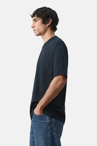 T-shirt bleu à manches courtes de MANGO, vu de côté, avec un jean bleu.