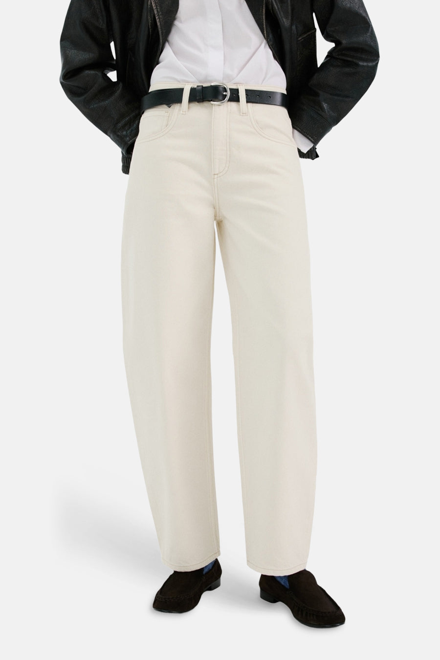 Jean en denim blanc coupe spéciale de MANGO, vu de dos, avec veste en cuir noir et chaussures en daim.