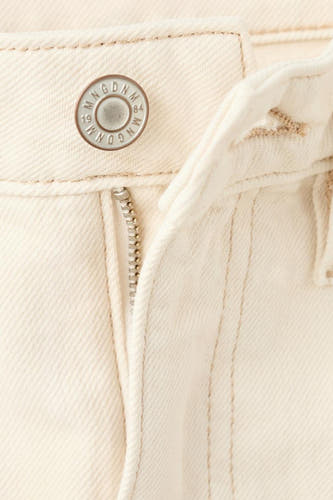 Jeans en denim blancs MANGO, gros plan sur le bouton et la fermeture éclair.