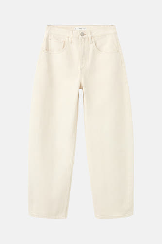 Jean en denim blanc de MANGO, avec une jambe large et des coutures subtiles.