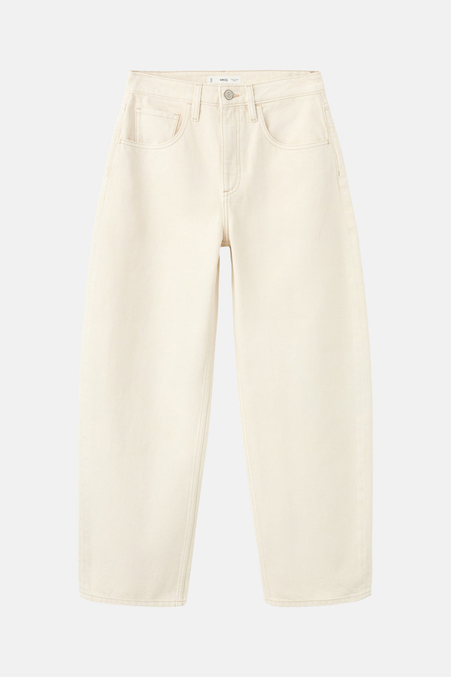 Jean en denim blanc de MANGO, avec une jambe large et des coutures subtiles.