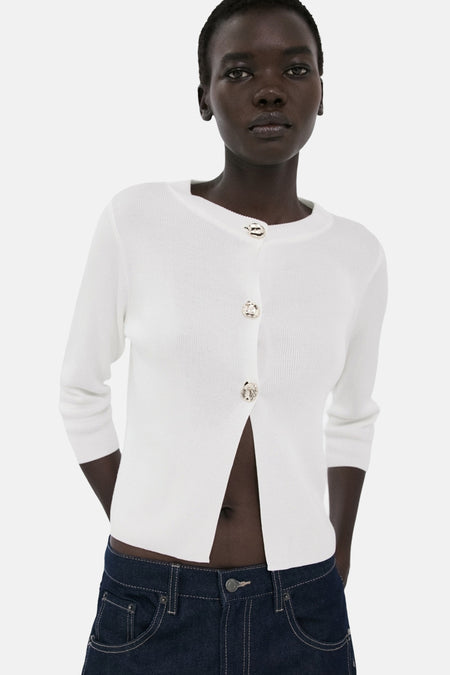 Gilet blanc MANGO, vu de dos, combiné avec un jean foncé et des chaussures plates.
