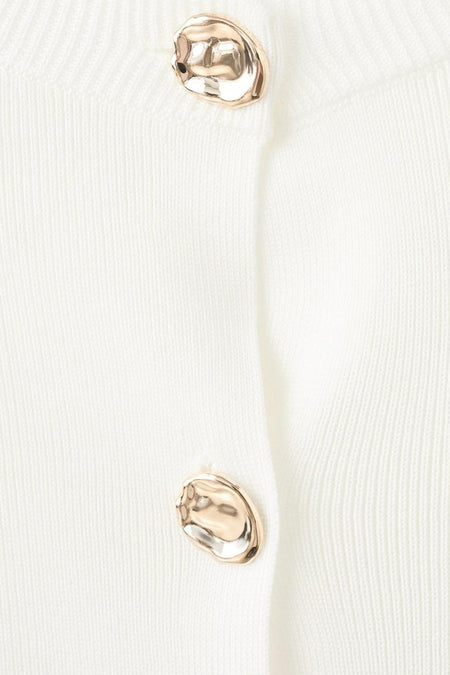 Gilet blanc de MANGO, avec boutons dorés et texture côtelée.