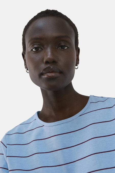 T-shirt bleu de MANGO, avec un motif à rayures horizontales bleu et bordeaux.