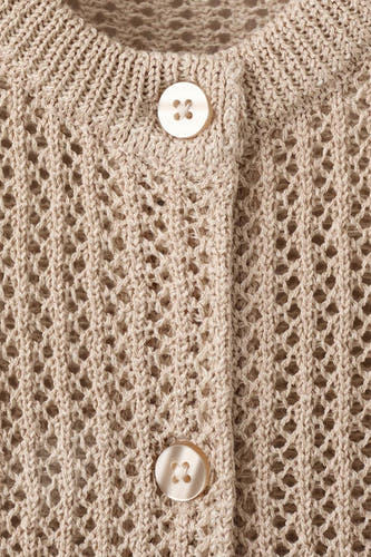Gilet marron de MANGO, avec un tricot ajouré et une fermeture à boutons sur le devant.