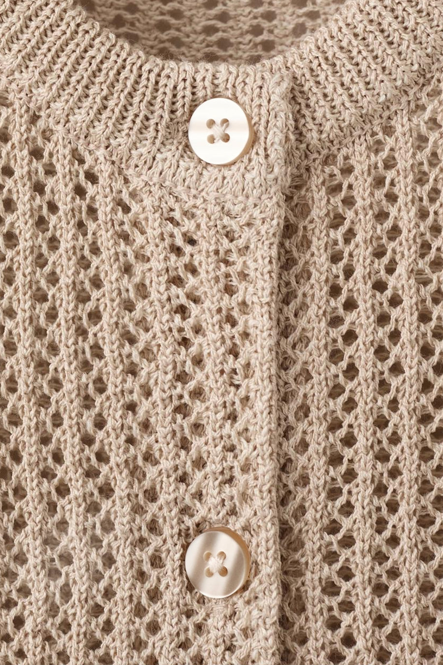 Gilet marron de MANGO, avec un tricot ajouré et une fermeture à boutons sur le devant.