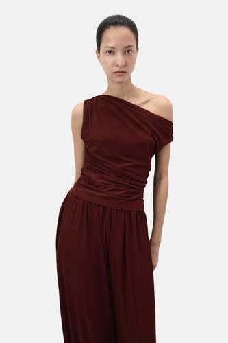Haut marron sans manches de MANGO, avec des détails drapés et un modèle asymétrique, vue de dos.