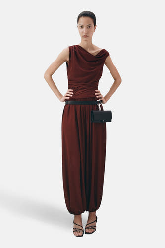 Haut sans manches marron de MANGO, avec décolleté drapé, associé à une ceinture noire et des sandales.