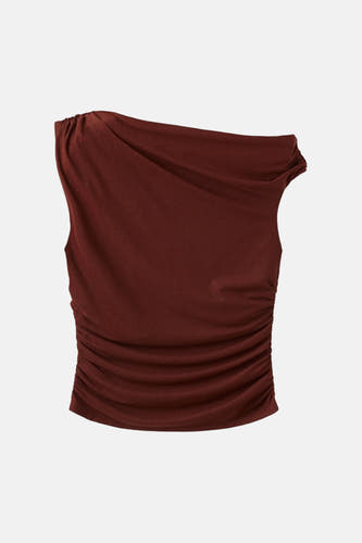Haut sans manches marron de MANGO avec encolure drapée et détails plissés sur les côtés.