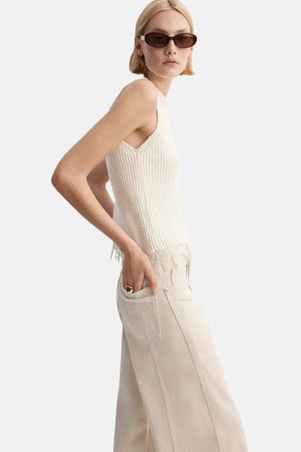 Haut sans manches écru de MANGO, avec détails en crochet et coupe droite.
