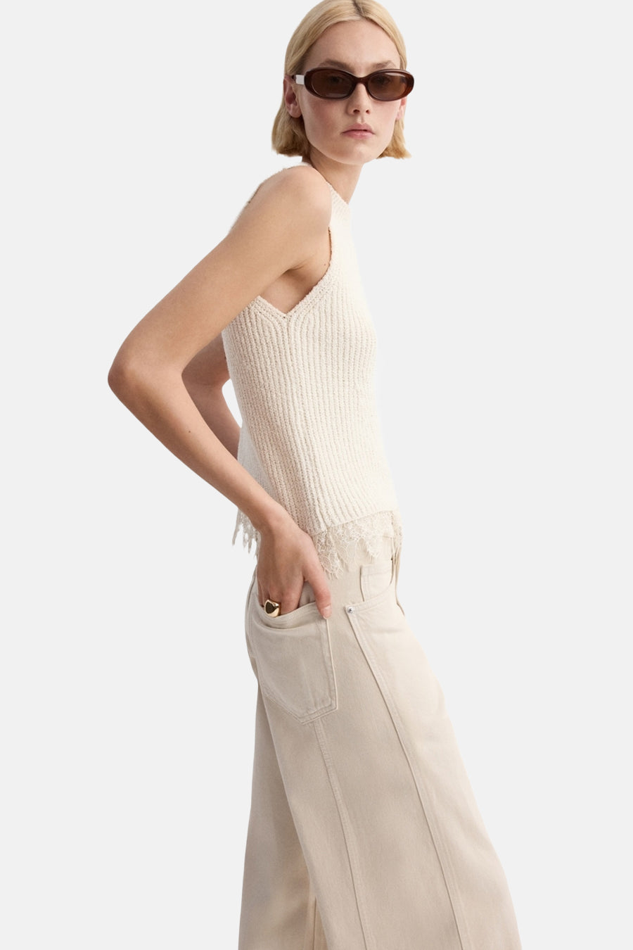 Haut sans manches écru de MANGO, avec détails en crochet et coupe droite.