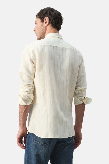 Ecru hemd met lange mouwen van MANGO, gestreept, met opgerolde mouwen en gedragen met een jeans.