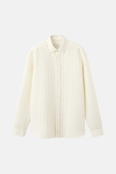 Chemise de couleur écru de MANGO, à manches longues et à fines rayures verticales.