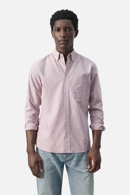 Chemise rose à manches longues de MANGO, rayée et avec manches retroussées, vue de dos.