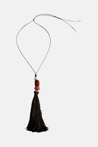 Long collier multicolore de MANGO, avec des perles et un pompon.