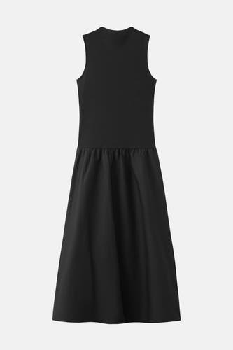 Robe noire sans manches de MANGO, avec un corsage ajusté et une jupe évasée.