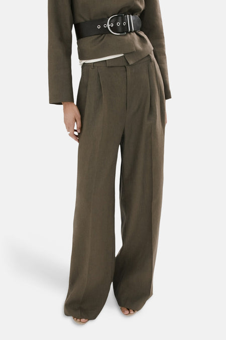 Pantalon kaki de MANGO à jambes larges et poches arrière, porté par un mannequin avec un blazer court.