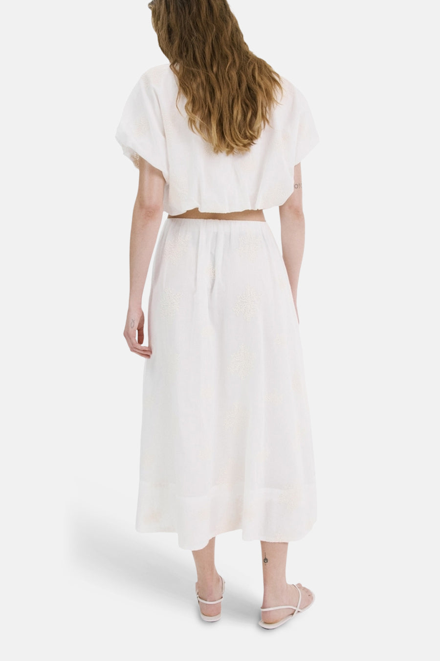 Lange ecru rok van MANGO met subtiele patronen, een elastische tailleband en een losse pasvorm, achterzijde.