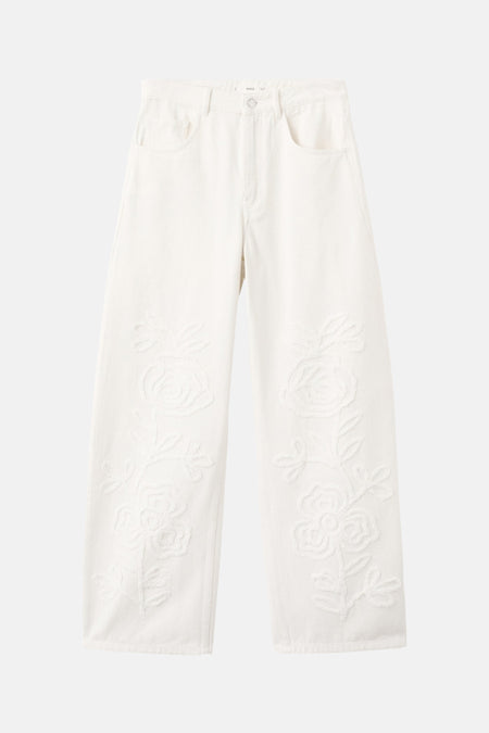 Jean en denim écru de MANGO avec broderies florales ton sur ton et jambes larges.