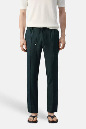 Pantalon vert foncé de MANGO avec taille élastique et poches arrière, vue arrière d'un homme.