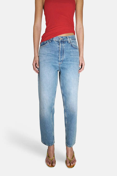 Lichtblauwe mom jeans van denim van MANGO, front view, met hoge taille en slanke pasvorm, gedragen met rode top en gouden sandalen