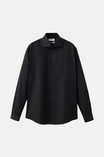 Chemise noire à manches longues de MANGO, avec col classique et fermeture à boutons.