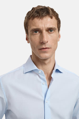 Chemise bleue à manches longues pour homme de MANGO, avec un col classique et une fermeture à boutons.