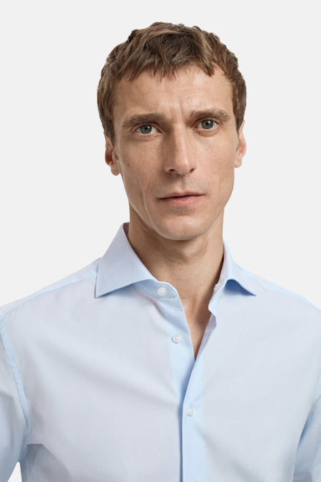 Man in lichtblauw overhemd.