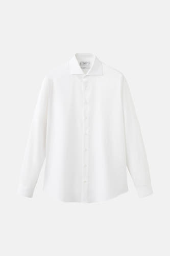 Chemise blanche à manches longues de MANGO, texture lisse et col classique.